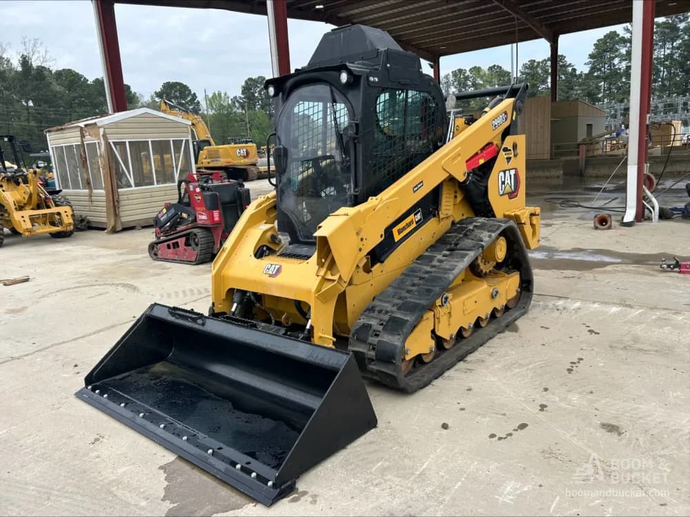 Commercial equipment — CAT track loader